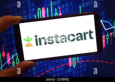 23 janvier 2025, Pologne : dans cette illustration photo, le logo de la société Instacart est affiché sur un écran de smartphone. (Crédit image : © Piotr SWAT/SOPA images via ZUMA Press Wire) USAGE ÉDITORIAL SEULEMENT! Non destiné à UN USAGE commercial ! Banque D'Images