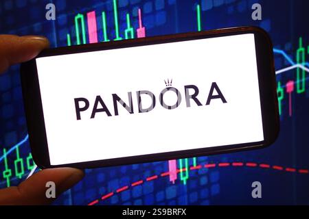 23 janvier 2025, Pologne : dans cette illustration photo, le logo de la société PANDORA est affiché sur un écran de smartphone. (Crédit image : © Piotr SWAT/SOPA images via ZUMA Press Wire) USAGE ÉDITORIAL SEULEMENT! Non destiné à UN USAGE commercial ! Banque D'Images