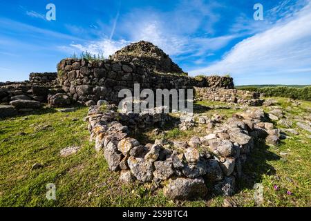 Ruines du Nuraghe Su Nuraxi di Barumini du XVIIe siècle av. J.-C., l'un des sites archéologiques les plus importants de Sardaigne. Banque D'Images
