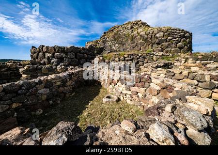 Ruines du Nuraghe Su Nuraxi di Barumini du XVIIe siècle av. J.-C., l'un des sites archéologiques les plus importants de Sardaigne. Banque D'Images