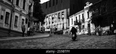 Ukraine, Kiev, 20 septembre 2023. Petite rue dans la vieille ville Banque D'Images