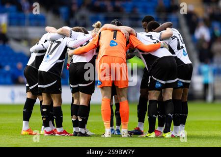 Les joueurs de Derby County se blottissent avant le coup d'envoi. EFL Skybet championnat match, Cardiff City v Derby County au Cardiff City Stadium de Cardiff, pays de Galles, samedi 25 janvier 2025. Cette image ne peut être utilisée qu'à des fins éditoriales. Usage éditorial exclusif, photo de Lewis Mitchell/Andrew Orchard sports Photography/Alamy Live News Banque D'Images