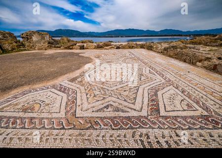 Sol en mosaïque dans l'une des ruines du site archéologique de Nora, une ancienne ville pré-romaine et romaine. Banque D'Images