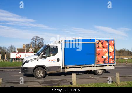 Vue latérale du camion de livraison TESCO dans le panneau latéral bleu peint avec des tomatos rouges, sur la route à Greenwich Angleterre Royaume-Uni Banque D'Images
