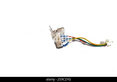 Le Caire, Égypte, 16 décembre 2024 : micro-interrupteur pièces de rechange chauffe-eau à gaz micro-interrupteur, un composant qui est déclenché en interne par un roseau métallique, causi Banque D'Images