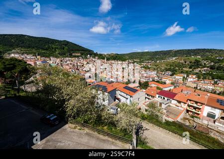 Maisons et église dans la petite ville de Bitti, entouré de collines et de forêts. Banque D'Images