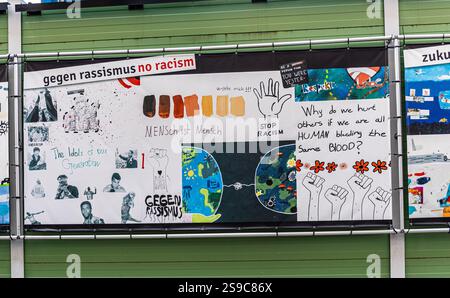 Munich, Allemagne, 5 avril 2023 : des élèves de différentes écoles secondaires de Munich ont dessiné pour montrer comment ils imaginent la société du futur. (PH Banque D'Images