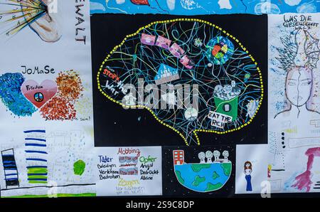 Munich, Allemagne, 5 avril 2023 : des élèves de différentes écoles secondaires de Munich ont dessiné pour montrer comment ils imaginent la société du futur. (PH Banque D'Images