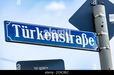 Munich, Allemagne, 5 avril 2023 : le panneau de nom de rue de Türkenstrasse dans la ville de Munich. (Photo Andreas Haas/dieBildmanufaktur) Banque D'Images