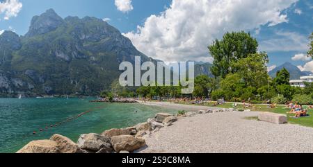 RIVA DEL GARDA, ITALIE - 8 JUIN 2019 : Riva del Garda - la plage de la ville avec les Alpes en arrière-plan. Banque D'Images