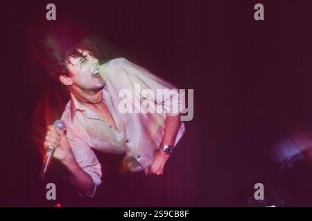 BRETT ANDERSON, GROUPE DE SUEDE, 1994 : Brett Anderson de Suede participe à la Dog Man Star UK Tour au Newport Centre à Newport, pays de Galles, Royaume-Uni, le 20 décembre 1994. C'est l'une des premières performances live que Suede donne avec leur nouveau guitariste Richard Oakes. Photographie : Rob Watkins Banque D'Images