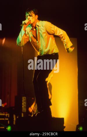 BRETT ANDERSON, GROUPE DE SUEDE, 1994 : Brett Anderson de Suede participe à la Dog Man Star UK Tour au Newport Centre à Newport, pays de Galles, Royaume-Uni, le 20 décembre 1994. C'est l'une des premières performances live que Suede donne avec leur nouveau guitariste Richard Oakes. Photographie : Rob Watkins Banque D'Images