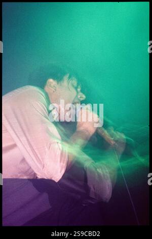 BRETT ANDERSON, GROUPE DE SUEDE, 1994 : Brett Anderson de Suede participe à la Dog Man Star UK Tour au Newport Centre à Newport, pays de Galles, Royaume-Uni, le 20 décembre 1994. C'est l'une des premières performances live que Suede donne avec leur nouveau guitariste Richard Oakes. Photographie : Rob Watkins Banque D'Images