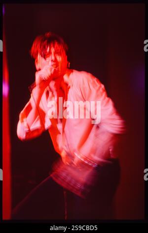 BRETT ANDERSON, GROUPE DE SUEDE, 1994 : Brett Anderson de Suede participe à la Dog Man Star UK Tour au Newport Centre à Newport, pays de Galles, Royaume-Uni, le 20 décembre 1994. C'est l'une des premières performances live que Suede donne avec leur nouveau guitariste Richard Oakes. Photographie : Rob Watkins Banque D'Images