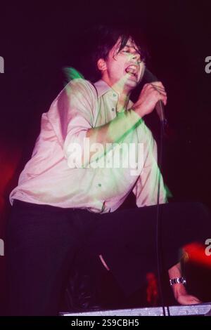 BRETT ANDERSON, GROUPE DE SUEDE, 1994 : Brett Anderson de Suede participe à la Dog Man Star UK Tour au Newport Centre à Newport, pays de Galles, Royaume-Uni, le 20 décembre 1994. C'est l'une des premières performances live que Suede donne avec leur nouveau guitariste Richard Oakes. Photographie : Rob Watkins Banque D'Images