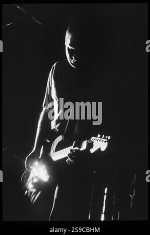 BOB MOLD, SUGAR, COPPER BLUE TOUR, 1992 : Bob Mould du légendaire groupe de grunge Sugar lors de leur tournée Copper Blue Tour à l'Université de Cardiff le 17 décembre 1992. Photographie : Rob Watkins. INFO : Sugar, un groupe de rock alternatif américain formé en 1992 à Athens, en Géorgie, par Bob Mould, a été acclamé pour son mélange d'énergie punk et de hooks mélodiques. Des tubes comme If I Can't change Your Mind et Helpless ont consolidé leur statut d'icônes du rock indépendant des années 90. Banque D'Images