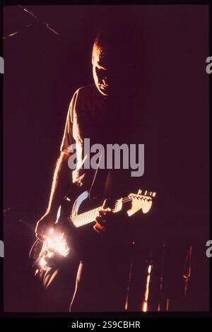 BOB MOLD, SUGAR, COPPER BLUE TOUR, 1992 : Bob Mould du légendaire groupe de grunge Sugar lors de leur tournée Copper Blue Tour à l'Université de Cardiff le 17 décembre 1992. Photographie : Rob Watkins. INFO : Sugar, un groupe de rock alternatif américain formé en 1992 à Athens, en Géorgie, par Bob Mould, a été acclamé pour son mélange d'énergie punk et de hooks mélodiques. Des tubes comme If I Can't change Your Mind et Helpless ont consolidé leur statut d'icônes du rock indépendant des années 90. Banque D'Images