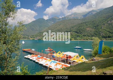 Le lac Lago di Ledro parmi les Alpes du Trentin dans le district. Banque D'Images