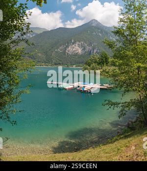 Le lac Lago di Ledro parmi les Alpes du Trentin dans le district. Banque D'Images