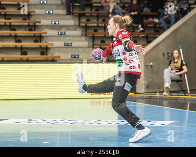 Petra Hlogyik (Frisch Auf Frauen, #72) pariert einen Siebenmeter, Frisch Auf Goeppingen v. TSV Bayer 04 Leverkusen, Handball, 1. Bundesliga, Spielzeit 2024/2025, 25.01.2025 Foto : EIBNER/Michael Schmidt crédit : dpa Picture alliance/Alamy Live News Banque D'Images