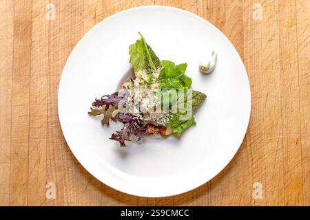 Assiette exquise de salade gastronomique avec des légumes verts frais et une présentation unique Banque D'Images