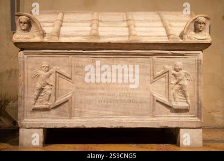 RAVENNE, ITALIE - 29 JANVIER 2020 : le vieux sarcophage chrétien dans l'église Basilique de Sant Apolinare in classe Banque D'Images