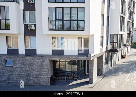 Façade d'un immeuble d'appartements européen moderne. Cour confortable d'un complexe résidentiel. Architecture abstraite, fragment de géométrie urbaine moderne Banque D'Images