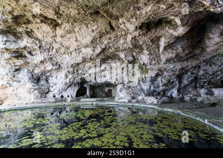 Grotte de Tibère (grotte de Tibère) et vestiges romains de la célèbre villa de Tibère ainsi qu'un site de fouilles paléonthologiques dans la province latine Banque D'Images
