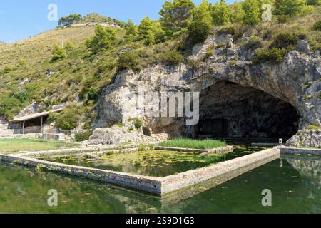 Grotte de Tibère (grotte de Tibère) et vestiges romains de la célèbre villa de Tibère ainsi qu'un site de fouilles paléonthologiques dans la province latine Banque D'Images