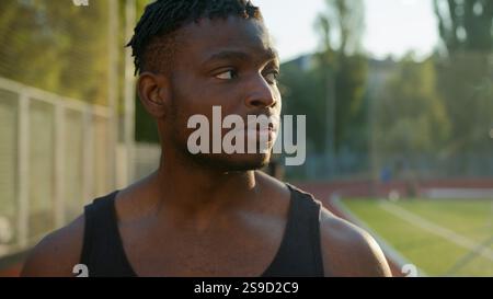 Afro-américain homme fort homme ethnique sportif masculin regardant loin à l'extérieur portrait entraîneur de fitness Guy athlète bodybuilder coureur jogger posant dans la ville Banque D'Images