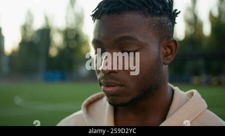 Afro-américain homme fort homme ethnique sportif masculin regardant loin à l'extérieur portrait entraîneur de fitness Guy athlète bodybuilder coureur jogger posant dans la ville Banque D'Images