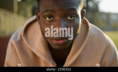 Afro-américain homme fort homme ethnique sportif masculin regardant loin à l'extérieur portrait entraîneur de fitness Guy athlète bodybuilder coureur jogger posant dans la ville Banque D'Images