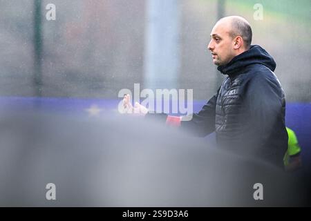 L'entraîneur-chef Farid Goreishvand d'Anderlecht photographié lors d'un match de football féminin entre le RSC Anderlecht Women et la Standard Femina de Liège le 14 e jour de la saison 2024 - 2025 de la Super League belge du Lotto Womens , le samedi 25 janvier 2025 à Anderlecht , BELGIQUE . PHOTO SPORTPIX | Stijn Audooren Banque D'Images