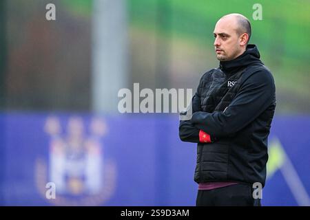 L'entraîneur-chef Farid Goreishvand d'Anderlecht photographié lors d'un match de football féminin entre le RSC Anderlecht Women et la Standard Femina de Liège le 14 e jour de la saison 2024 - 2025 de la Super League belge du Lotto Womens , le samedi 25 janvier 2025 à Anderlecht , BELGIQUE . PHOTO SPORTPIX | Stijn Audooren Banque D'Images