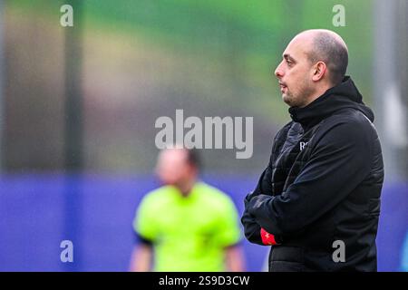L'entraîneur-chef Farid Goreishvand d'Anderlecht photographié lors d'un match de football féminin entre le RSC Anderlecht Women et la Standard Femina de Liège le 14 e jour de la saison 2024 - 2025 de la Super League belge du Lotto Womens , le samedi 25 janvier 2025 à Anderlecht , BELGIQUE . PHOTO SPORTPIX | Stijn Audooren Banque D'Images