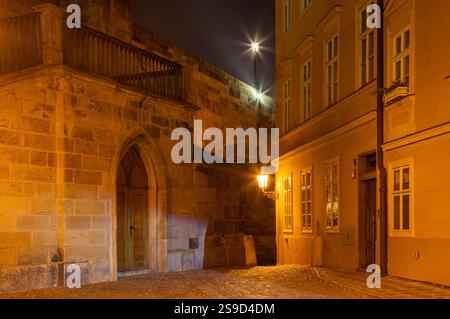 Le détail du pont Charles à Prague - escaliers la nuit Banque D'Images