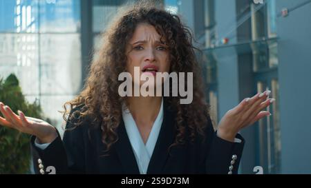 En colère fou mécontent femme caucasienne agacée fille femme d'affaires se sentent colère rage irritation expression négative regardant le conflit de caméra Banque D'Images