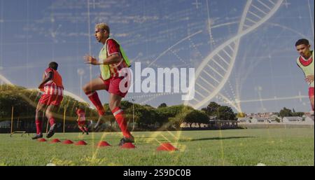 Brin d'ADN et image de données scientifiques sur des joueurs de football s'entraînant sur le terrain Banque D'Images