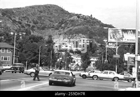 Los Angeles, CA, États-Unis, approx. 1989. Véhicules à l'intersection avec Sunset Boulevard. Banque D'Images