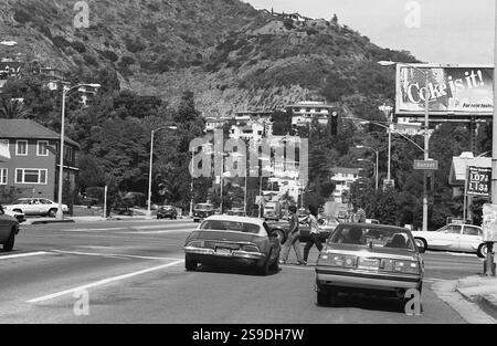 Los Angeles, CA, États-Unis, approx. 1989. Véhicules à l'intersection avec Sunset Boulevard. Banque D'Images