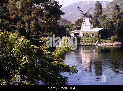 Pacific Palisades, Californie, approx. 1993. Vue sur le lac Shrine avec l'emblématique chapelle du moulin à vent, reproduction d'un moulin à vent hollandais du XVIe siècle. Banque D'Images