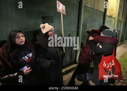25 janvier 2025, Wakefield, Angleterre, Royaume-Uni : les partisans se rassemblent pour protester avec des pancartes et frapper sur les murs de la prison à l'extérieur des murs de la prison pendant la manifestation. Des manifestants avec des pancartes, des tambours, des drapeaux et des banderoles protestent devant le HMP New Hall pour soutenir Francesca Nadin qui est en prison depuis juin 2024. L’activiste n’a été condamné pour rien et les manifestants veulent également souligner le sort de plus de 20 activistes de Palestine action actuellement détenus en prison et la lourdeur de la police et de l’État lorsqu’il s’agit de traiter avec les partisans pro-palestiniens. (Credi Banque D'Images