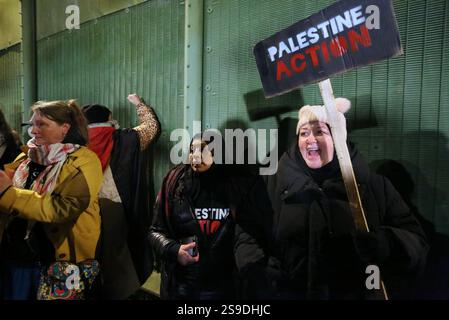 25 janvier 2025, Wakefield, Angleterre, Royaume-Uni : les partisans se rassemblent pour protester avec des pancartes et frapper sur les murs de la prison à l'extérieur des murs de la prison pendant la manifestation. Des manifestants avec des pancartes, des tambours, des drapeaux et des banderoles protestent devant le HMP New Hall pour soutenir Francesca Nadin qui est en prison depuis juin 2024. L’activiste n’a été condamné pour rien et les manifestants veulent également souligner le sort de plus de 20 activistes de Palestine action actuellement détenus en prison et la lourdeur de la police et de l’État lorsqu’il s’agit de traiter avec les partisans pro-palestiniens. (Credi Banque D'Images