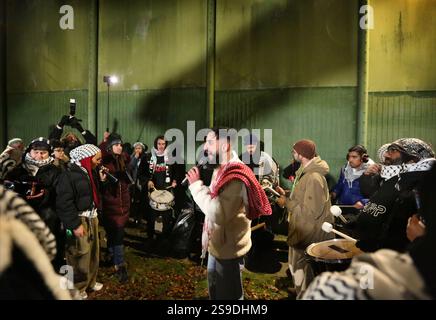 25 janvier 2025, Wakefield, Angleterre, Royaume-Uni : des partisans se rassemblent pour protester et écouter des discours devant les murs de la prison pendant la manifestation. Des manifestants avec des pancartes, des tambours, des drapeaux et des banderoles protestent devant le HMP New Hall pour soutenir Francesca Nadin qui est en prison depuis juin 2024. L’activiste n’a été condamné pour rien et les manifestants veulent également souligner le sort de plus de 20 activistes de Palestine action actuellement détenus en prison et la lourdeur de la police et de l’État lorsqu’il s’agit de traiter avec les partisans pro-palestiniens. (Crédit image : © Martin Banque D'Images