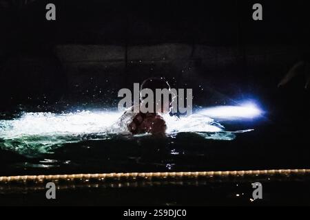 Milan, la baignade nocturne historique du Cimento Invernale organisée par Canottieri San Cristoforo dans les eaux glacées du Naviglio Grande à minuit 130 ans après la première édition et après une pause de 4 ans en raison du Covid. Sur la photo : un moment de la plongée dans le canal Banque D'Images