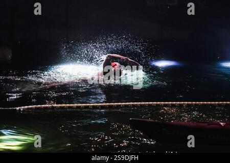 Milan, la baignade nocturne historique du Cimento Invernale organisée par Canottieri San Cristoforo dans les eaux glacées du Naviglio Grande à minuit 130 ans après la première édition et après une pause de 4 ans en raison du Covid. Sur la photo : un moment de la plongée dans le canal Banque D'Images