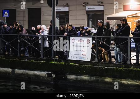 Milan, la baignade nocturne historique du Cimento Invernale organisée par Canottieri San Cristoforo dans les eaux glacées du Naviglio Grande à minuit 130 ans après la première édition et après une pause de 4 ans en raison du Covid. Sur la photo : un moment de la plongée dans le canal Banque D'Images