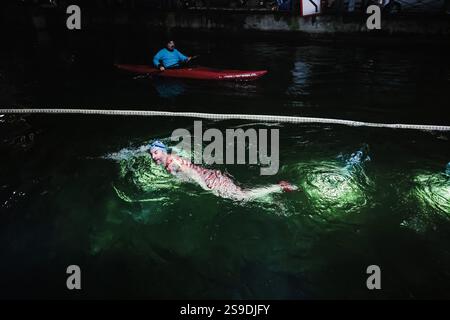 Milan, la baignade nocturne historique du Cimento Invernale organisée par Canottieri San Cristoforo dans les eaux glacées du Naviglio Grande à minuit 130 ans après la première édition et après une pause de 4 ans en raison du Covid. Sur la photo : un moment de la plongée dans le canal Banque D'Images