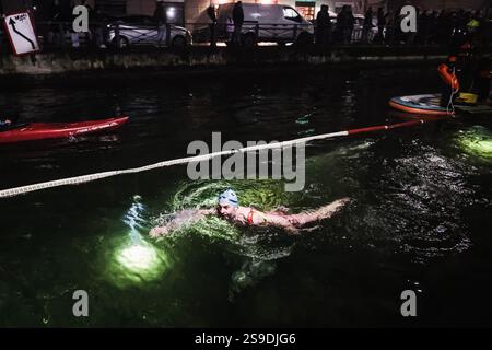Milan, la baignade nocturne historique du Cimento Invernale organisée par Canottieri San Cristoforo dans les eaux glacées du Naviglio Grande à minuit 130 ans après la première édition et après une pause de 4 ans en raison du Covid. Sur la photo : un moment de la plongée dans le canal Banque D'Images