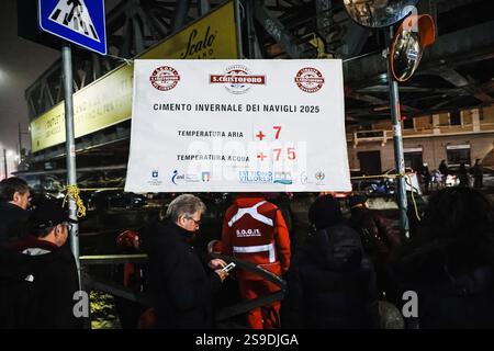 Milan, la baignade nocturne historique du Cimento Invernale organisée par Canottieri San Cristoforo dans les eaux glacées du Naviglio Grande à minuit 130 ans après la première édition et après une pause de 4 ans en raison du Covid. Sur la photo : un moment de la plongée dans le canal Banque D'Images